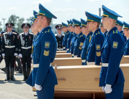 Llegan primeros cuerpos de las víctimas del MH17 a Holanda