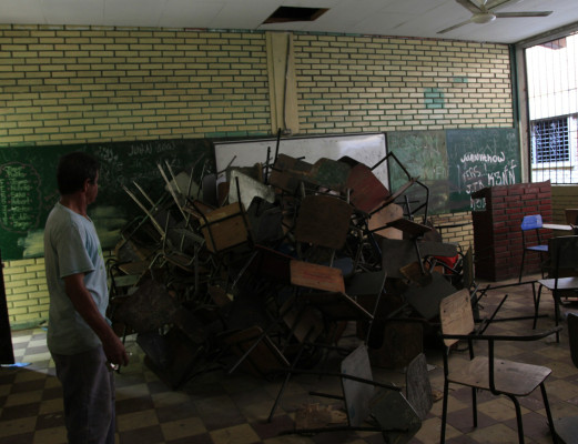 Más de mil pupitres entregan en Cortés