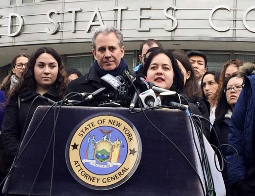 Dimite el fiscal de Nueva York, acusado de violencia contra mujeres