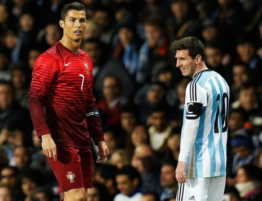 Silbidos del público por sustituciones de Messi y Cristiano al medio tiempo
