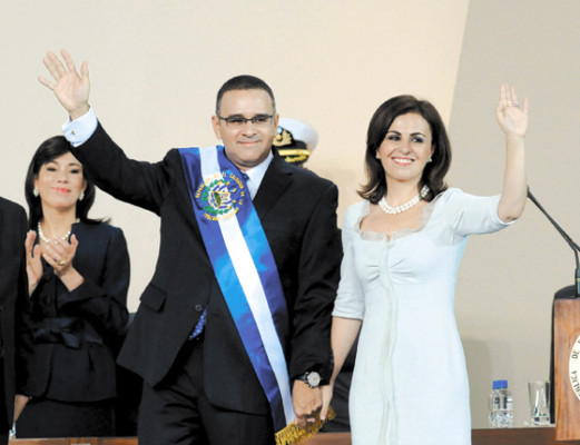 Mauricio Funes promete 100 mil empleos