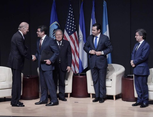 SHM40 - WASHINGTON (DC, EEUU), 23/09/2016.- (De izq. a dcha.) El vicepresidente de EE.UU., Joseph Biden; saluda al presidente hondureño Orlando Hernández, junto a los otros presidentes del Triángulo Norte de Centroamérica, el salvadoreño Salvador Sánchez Cerén, el guatemalteco Jimmy Morales, y el presidente del Banco Interamericano de Desarrollo (BID), Luis Alberto Moreno posan durante un encuentro sobre la Alianza de la Prosperidad para el Triángulo Norte de Centroamérica celebrado hoy, viernes 23 de septiembre 2016, en el Auditorio Enrique Iglesias del BID en Washington, DC. Los presidentes de El Salvador, Salvador Sánchez Cerén; Guatemala, Jimmy Morales, y Honduras, Juan Orlando Hernández, destacaron hoy en Washington los 'contundentes progresos' y llamaron al sector privado a unirse al proyecto de desarrollo para el Triángulo Norte de Centroamérica, con el objetivo de frenar el flujo migratorio de menores hacia EEUU. EFE/Lenin Nolly
