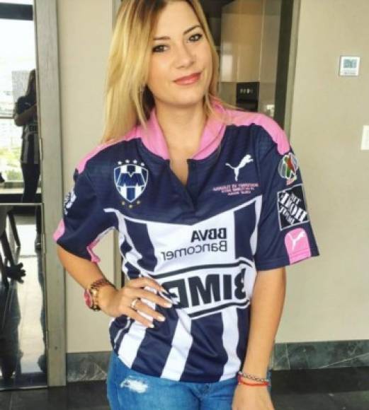 La chica luciendo la camiseta del Monterrey, apoyando a su padre.