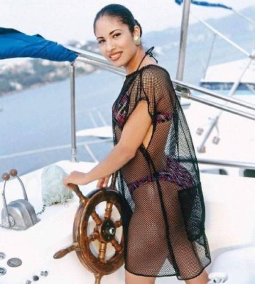 En la foto viral, la cantante aparece en un yate con las manos sobre el timón. Selena modela un bikini de colores con un pareo en tonalidad negra que deja ver sus atributos, completamente naturales.<br/>