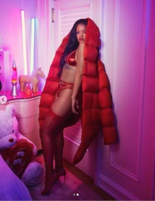 La cantante revolucionó Instagram, donde tiene más de 78 millones de seguidores, al colgar varias imágenes suyas posando con lencería roja.