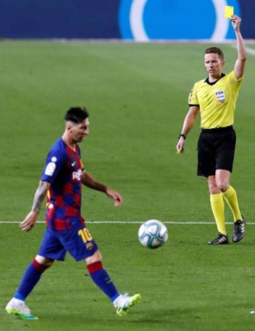El árbitro Hernández Hernández le mostró tarjeta amarilla a Messi por sus protestas.