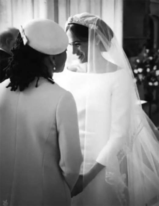 Meghan junto a su madre Doria Ragland en la entrada de la Capilla St. George.