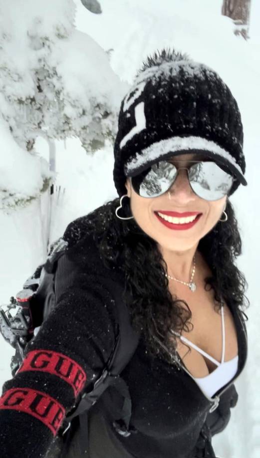 La caída habría sido de más de más de 210 metros. Y, aunque algunos compañeros trataron de asistirla, la mujer llegó sin vida al hospital más cercano.