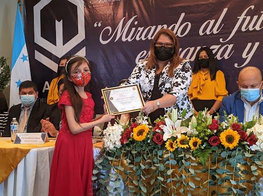 Premian la excelencia académica de estudiantes hondureños