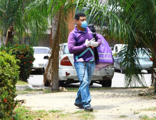 Es administrador, maestro y reparte comida por la noche