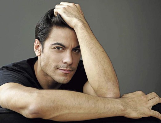 Carlos Rivera no podrá presentar los Latin Grammy tras contacto con Covid-19