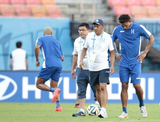 Honduras reconoce la cancha del estadio Arena de Amazonia