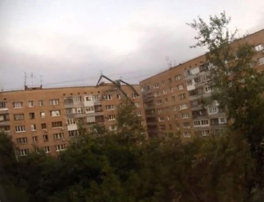 Video: Araña gigante que sube edificios causa asombro en Rusia  