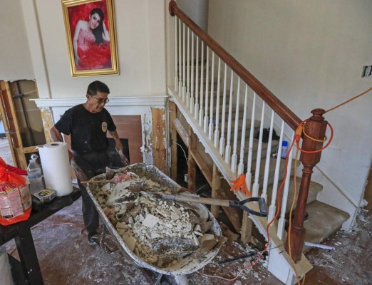 Houston empieza a levantarse tras paso del mortal huracán Harvey