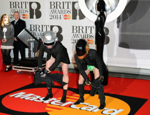 Estrellas brillan en los Brit 2014