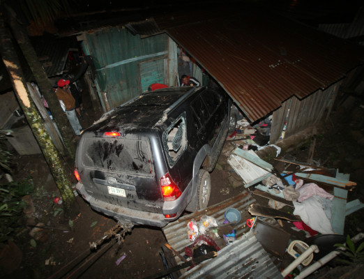 Madre y su dos hijos mueren al caer carro sobre su vivienda