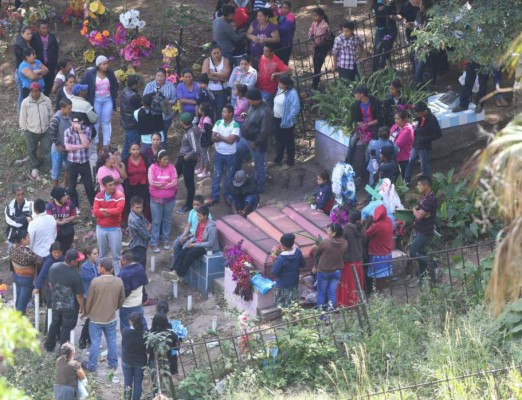 Sepultan a hermanas de 13, 14 y 16 años que murieron tiroteadas en Tegucigalpa