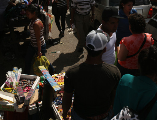 Policía decomisa pólvora en mercados