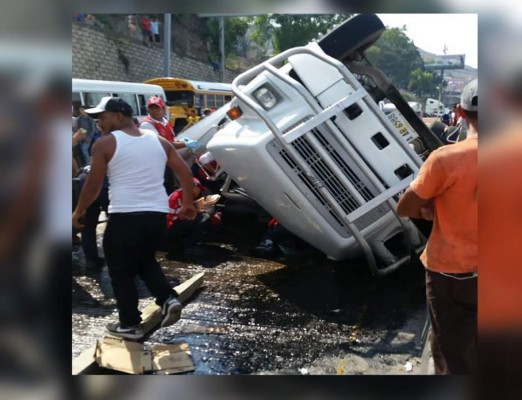 Milagroso rescate de conductor de rastra que perdió el control y provocó un fatal accidente