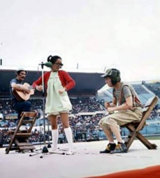 'Don Ramón' como todo un guitarrista y 'La Chilindrina' una cantante.