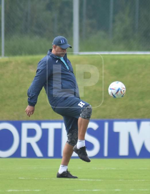 El entrenador argentino Diego Vázquez presumió su clase a la hora de dominar el balón.