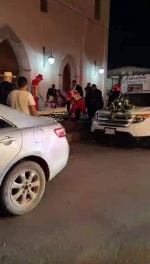 Luego de asesinar al hombre, el sicario siguió disparando y también hirió a varios invitados y posteriormente huyó, según videos publicados en redes sociales.