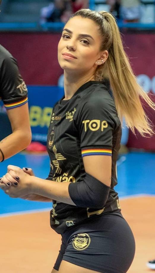 La guapa deportista juega como líbero en el Vôlei Osasco. La chica es de las más destacadas del equipo.