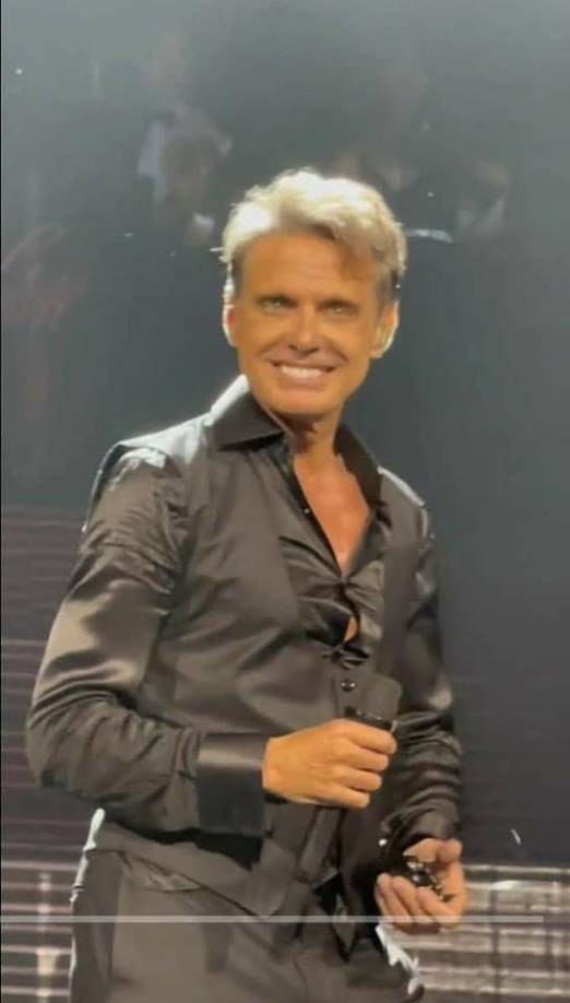 No obstante, el cambio fue tan radical que pensaron que se trató de un sustituto del intérprete de La Media Vuelta y que, probablemente, el verdadero se encontrara detrás del escenario cantando o escondido en algún lugar.