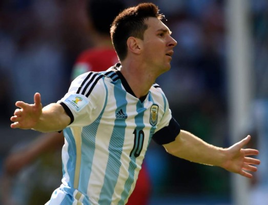 Un golazo de Messi sobre la hora clasifica a Argentina a octavos