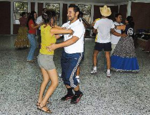 Aprenden nuevos bailes folclóricos