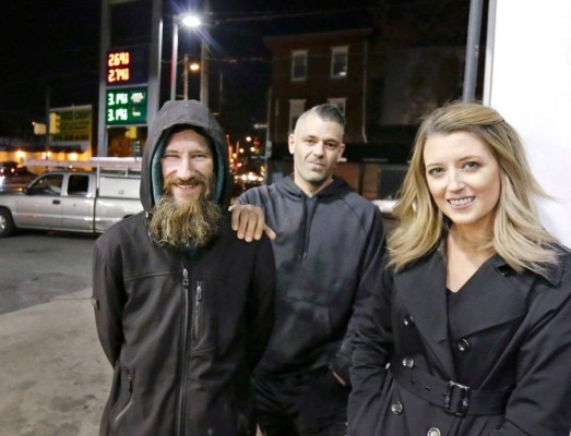 Una joven recauda 360.000 dólares para un indigente que la ayudó