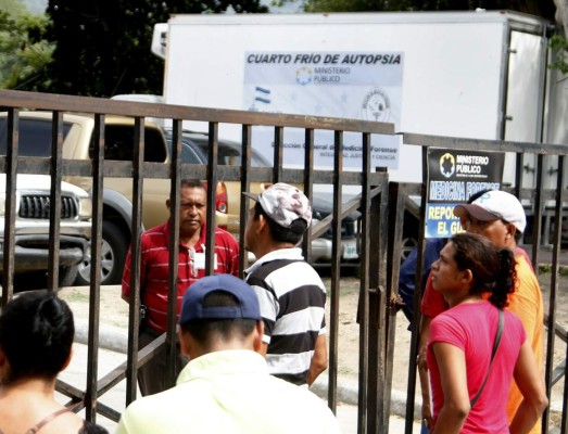 Lo hallan muerto dentro de un carro