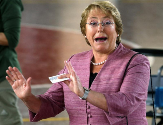 Michelle Bachelet y Evelyn Matthei van a segunda vuelta en Chile