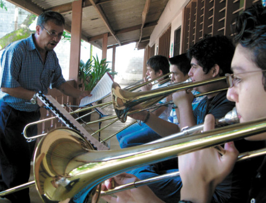 Más de 40 años de cultura, música y noticias