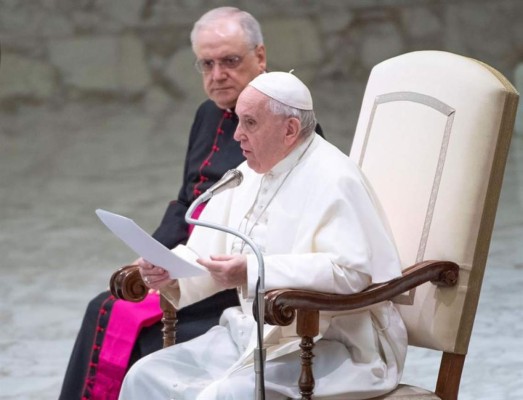 El Papa rechaza que se pueda ordenar sacerdotes a hombres casados
