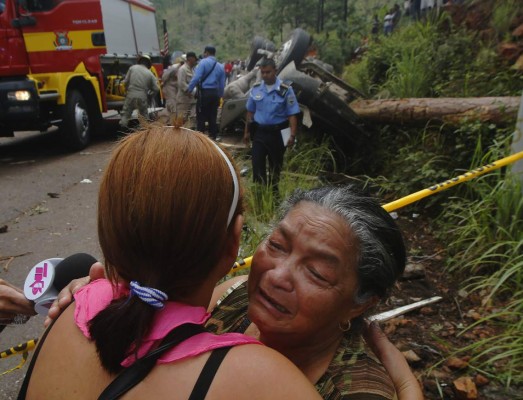 Muere motorista al volcar camión