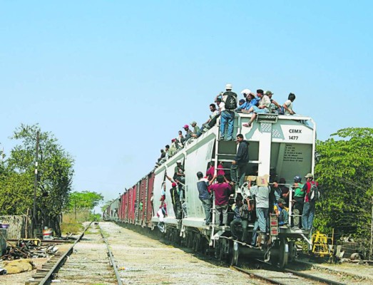 Rescatan a 178 migrantes abandonados en un camión en México