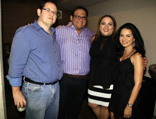 Brindis, celebración y amigos