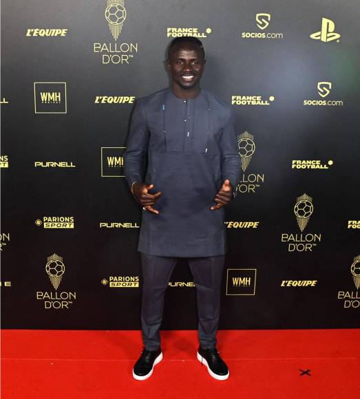 Sadio Mané, delantero senegalés del Bayern Múnich, llegó feliz a la gala del Balón de Oro 2022, premio del que es uno de los candidatos. El jugador sorprendió con este look.