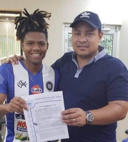 Jonathan Colón: El delantero fue anunciado como nuevo delantero del Victoria de la Ceiba de la Liga de Ascenso. En primera división jugó con Deportes Savio y Honduras Progreso.