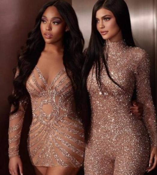 En 2018 Kylie Jenner anunció su primera colaboración con Jordyn Woods, ¿Cuántas no morirían por ser parte de la firma multimillonaria de Kylie Cosmetics?<br/><br/>'Jordyn y yo hemos tenido una relación inigualable y la considero mi familia. Ella me ayudó a seguir siendo YO durante todos estos años y esta es la primera vez que colaboramos en un proyecto de este tipo.', escribió Kylie en su Instagram días antes del lanzamiento.