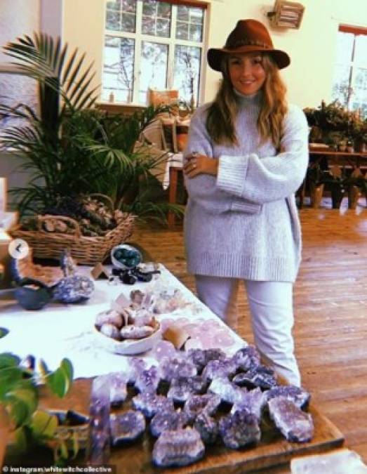 De Bristol, Inglaterra, usando el mismo hashtag en Instagram, esta mujer dice que le encanta su trabajo como comerciante de cristal fino y proveedor de rocas. 'Bruja blanca en la ciudad' escribió.