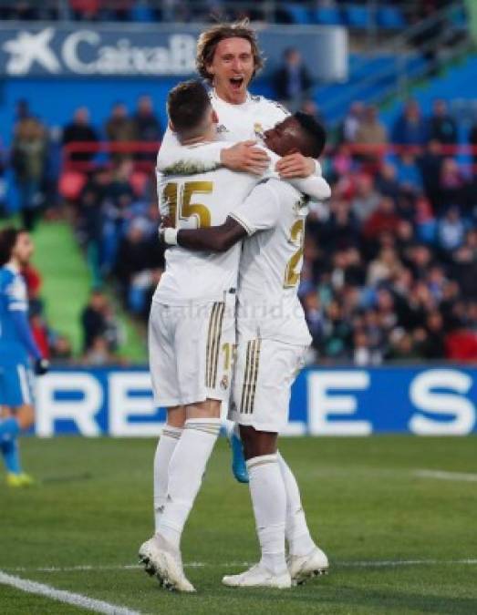 Luka Modric celebrando su gol, el tercero del Real Madrid, con Fede Valverde y Vinicius.