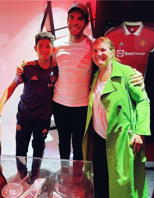 Kaká se tomó una foto con la madre y el hijo mayor de Cristiano Ronaldo en Old Trafford.