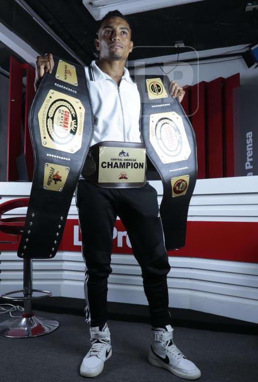 Isaías El Espartano Rivera se ejercita durante seis horas diarias para mantener su físico y estar a la altura de los combates.