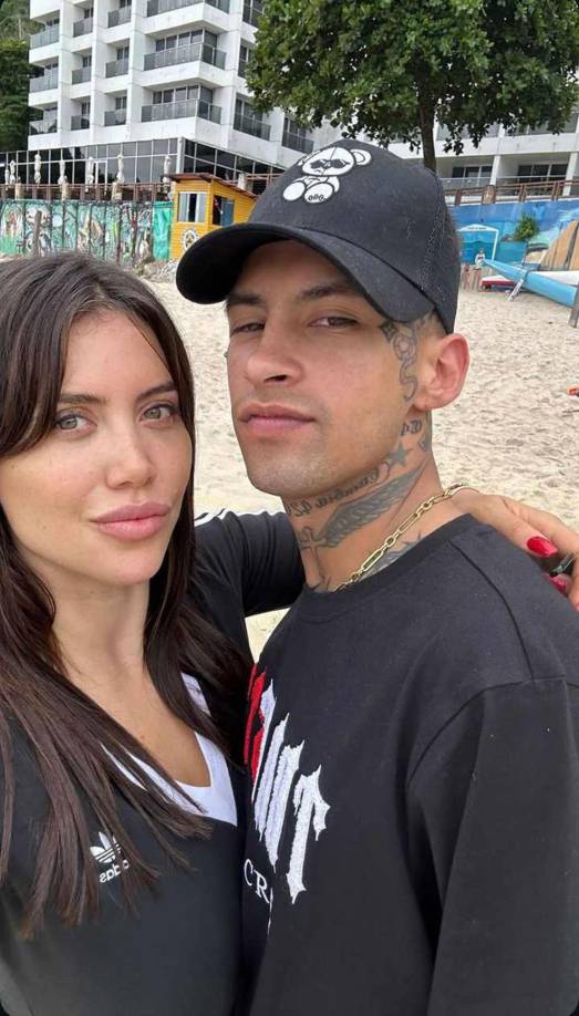 Después fue el turno del cantante quien publicó esta imagen abrazando a su novia. Wanda y L-Gante hicieron evidente su entusiasmo en cada publicación. 