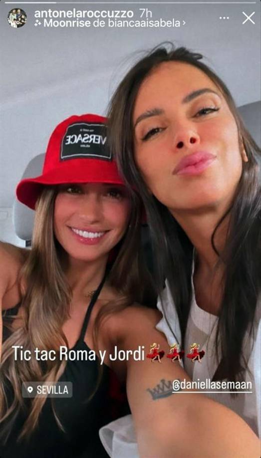 Antonela Roccuzzo y Daniella Semaan, esposa de Cesc Fábregas, llegaron juntas también a la boda de su amiga Romarey Ventura.