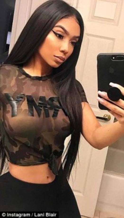 Las imágenes captadas por otros asistentes al club muestran a Thompson besandose con la mujer identificada como Blair.