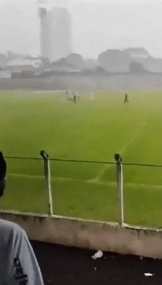 El aguacero comenzó a caer cuando se disputaba el segundo tiempo en el Estadio José Eleutério da Silva ubicado en Paraná.