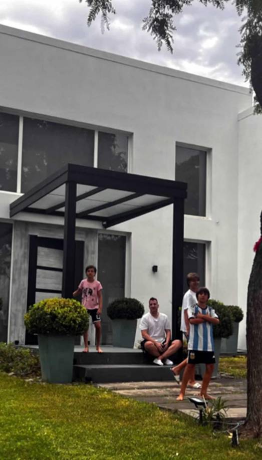 En las últimas horas, la modelo posteó una serie de historias a sus redes sociales junto a Maxi López, la cual confirmaría su separación del actual delantero de Galatasaray, Mauro Icardi.